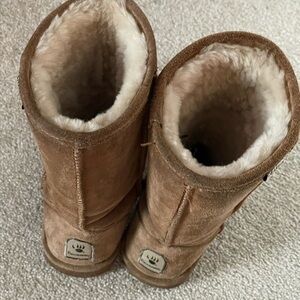 Women’s tan Bearpaw mid calf suede leather boots with fur lining- size 8.